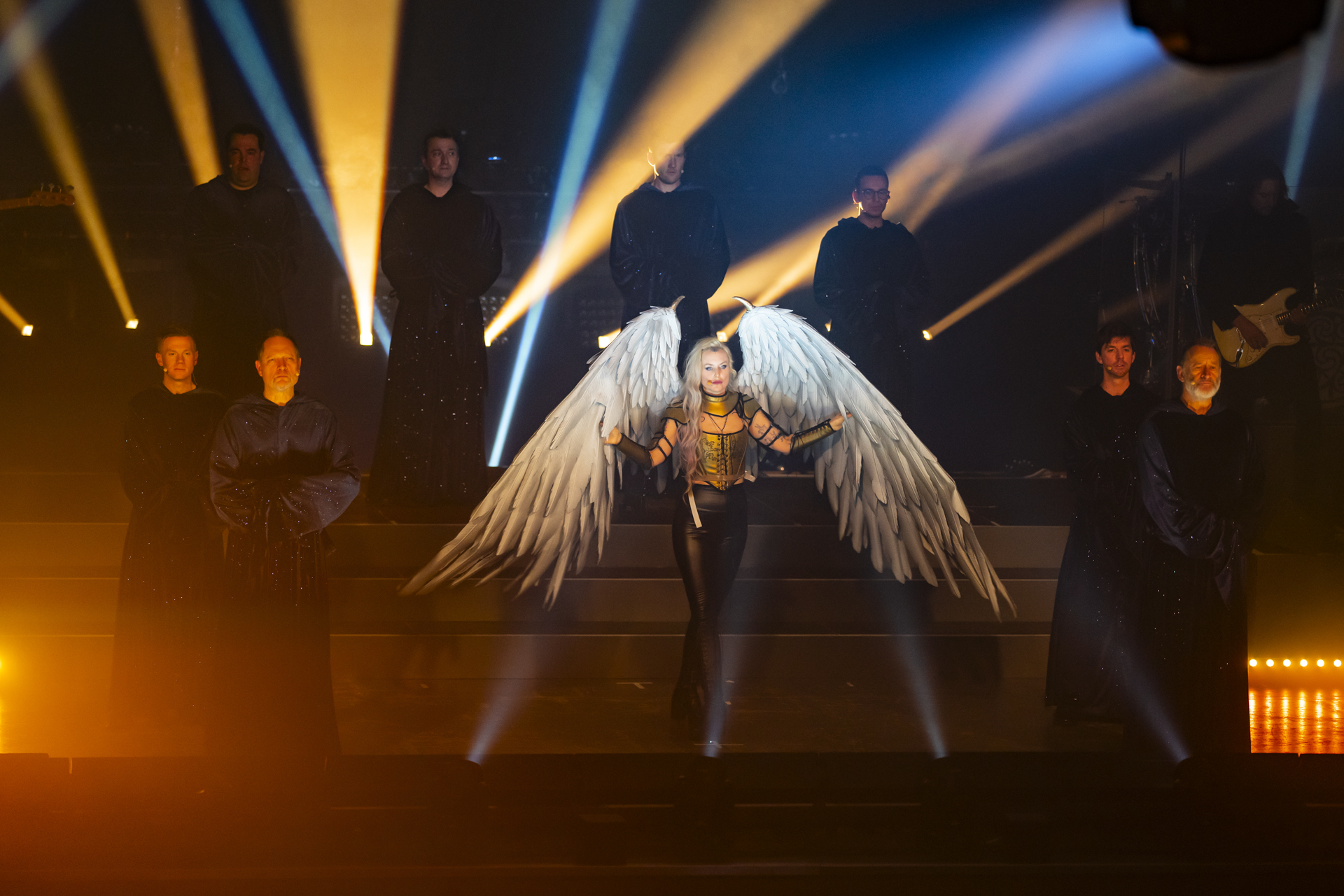 Gregorian se zpěvačkou s andělskými křídly při předchozím pražském koncertu