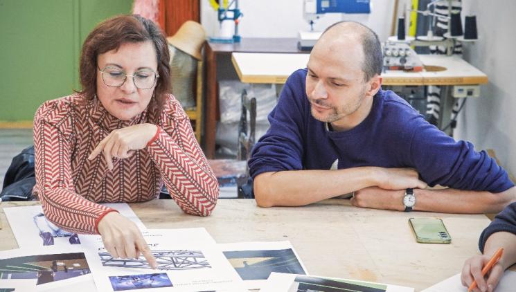 5.premiérou 111. sezony Městského divadla Kladno je inscenace divadelní hry „Zombie nejsou demokrati“