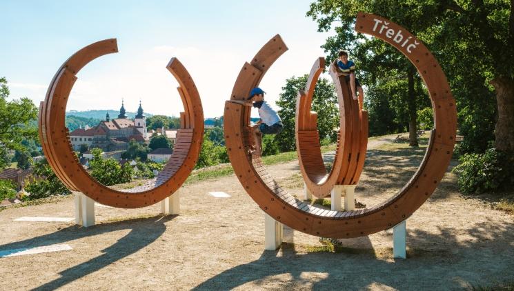 Třebíč: Město světových unikátů, hrdinských příběhů a nečekaných výhledů