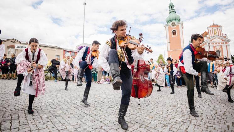 72. mezinárodní folklorní festival roztančí Červený Kostelec