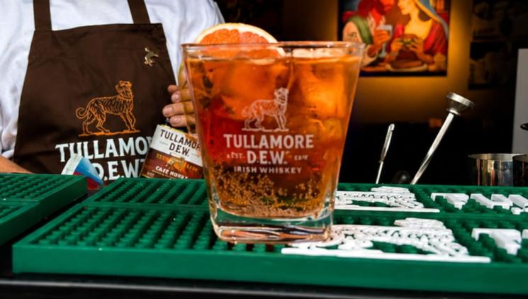 Léto chutná po kávě. Vyzkoušejte dva drinky, které si zamilují všechny milovnice espresso tonicu