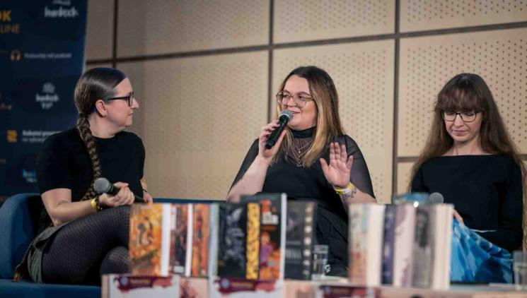 HUMBOOKFEST 2026 PŘIVEZE DO PRAHY MARRISU MEYER, KASII WEST I ŠPIČKU ČESKÉ YA SCÉNY