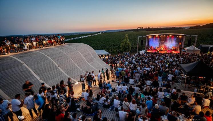 Snoubení vína a živé muziky funguje! Hudba na vinicích oslaví páté narozeniny.