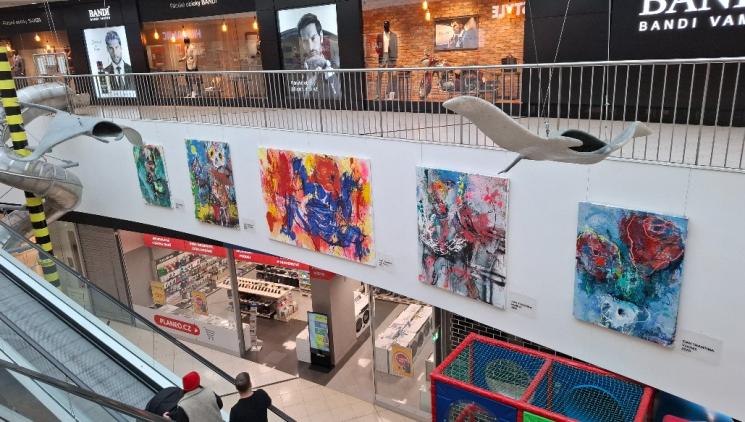 Umění, které vás zastaví mezi nákupem a kávou: SKY GALLERY ŠESTKA představuje Dana Trantinu