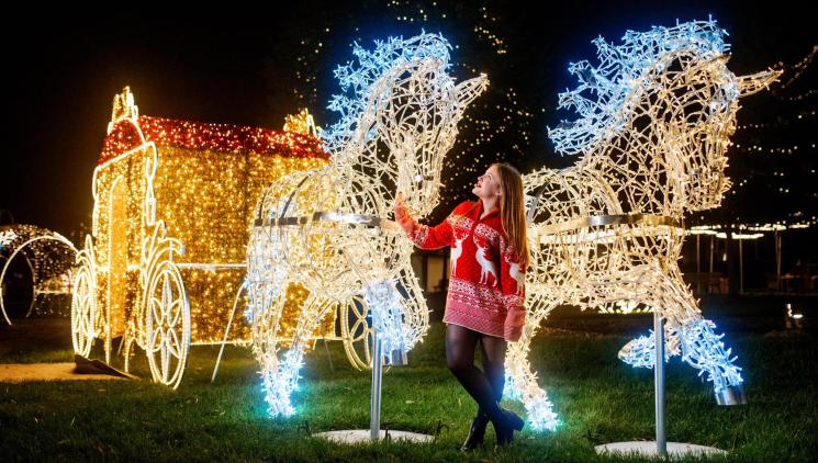 Vánoční světelná výstava Světla vyprávějí… po roce opět rozzáří Žluté lázně a další města. Kromě světelné expozice nabídne kreativní dílny či  jízdy na světelném voru