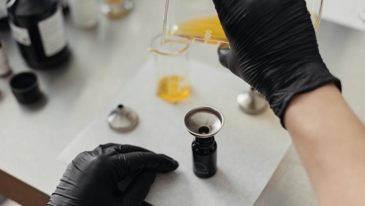 Krása jako rituál: salon Outlá-Kábrtová na Letné spojuje péči o tělo s vlastním vývojem kosmetiky