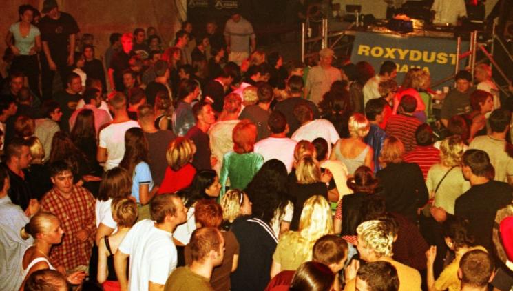 Příběh, umělecké dílo a kus historie v jedné knize: Kopneš do plechovky a dva dny se tančí – 100 let fenoménu ROXY na 500+ stranách 