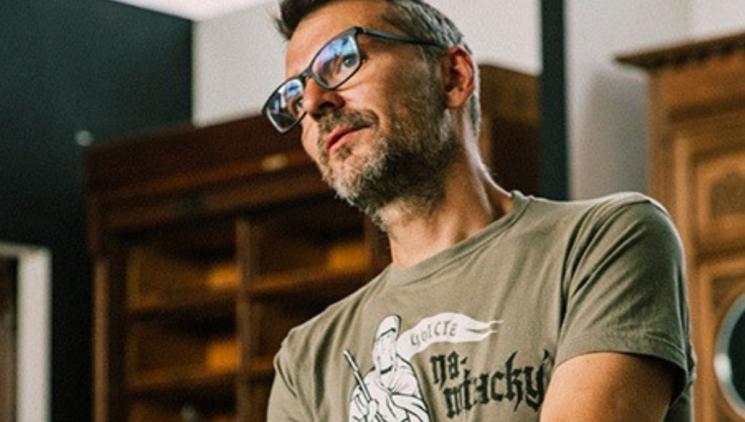 Arthur Vakarov: Výstava Brotherhood ukazuje, jak propaganda zneužívá slova o bratrství a osvobození