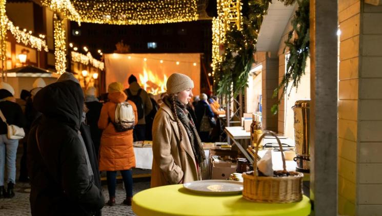 První adventní neděle v Holešovické tržnici: maso, trhy a vánoční pohoda