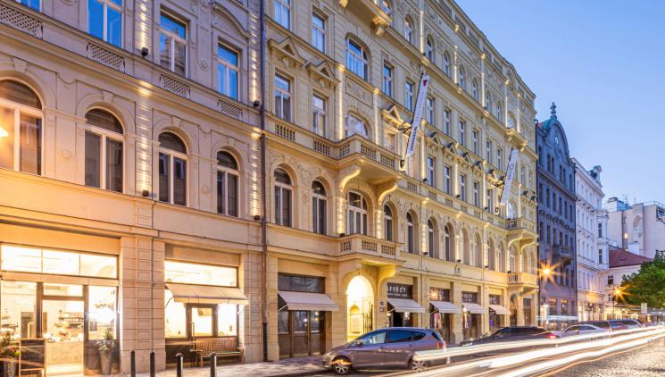 Investiční společnost ATRIS rozšiřuje své portfolio nemovitostí o polyfunkční trojdům Palác Bristol v centru Prahy