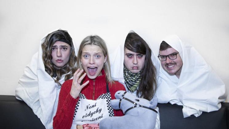 Premiéra v ARŠE+: campy konverzační komedie Adiny Šulcové 50 démonů čtverečních