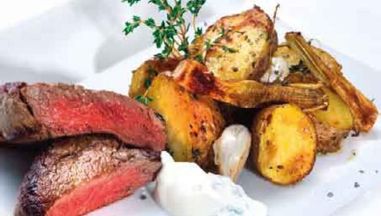Hovězí steak bramborem pečeným s mladou cibulkou, česnekem a tymiánem