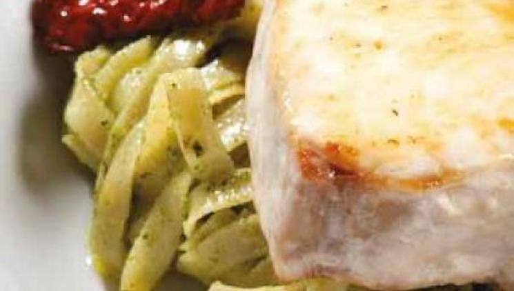 Máslová ryba s těstovinami fettuccine a bazalkovým pestem