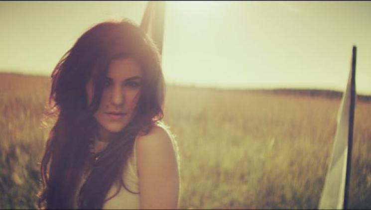 CELESTE BUCKINGHAM NATOČILA DALŠÍ DUET,  TENTOKRÁT SE SESTROU CARMEL