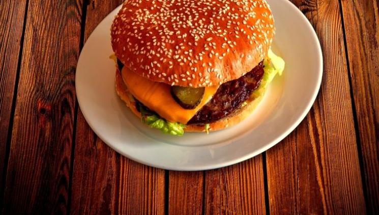 TOP Burger 2018 - vyberte s námi toho nejlahodnějšího fešáka v housce