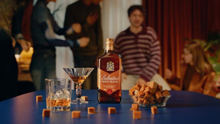 Ballantine’s, značka s téměř dvousetletou tradicí, přináší na český trh novinku Ballantine’s Sweet Blend