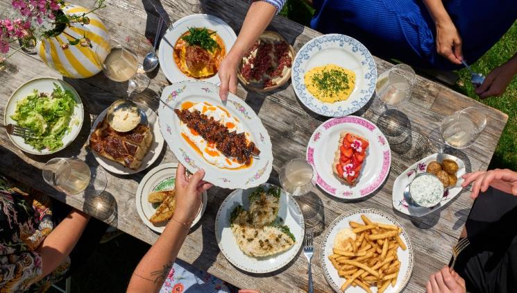 Tanec, večer naturálních vín i společná pomoc: Bistro Karel zve k oslavám svých třetích narozenin.