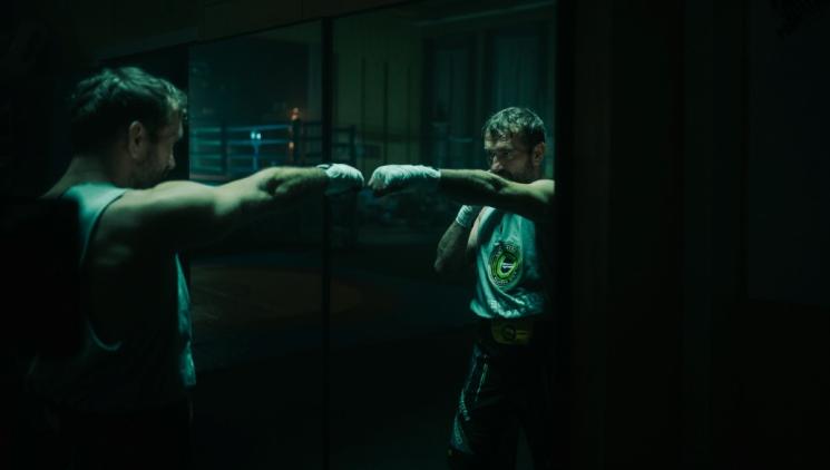 Můžeš prohrát, ale nesmíš se vzdát: Film Bojovník z prostředí MMA odhaluje v oficiální upoutávce svůj příběh a nové záběry