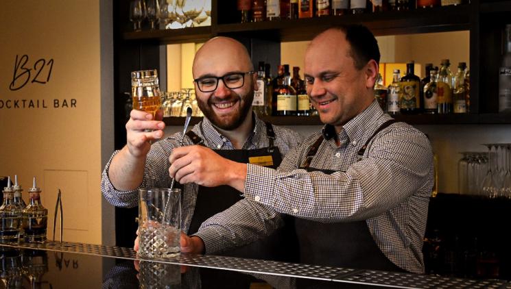 B21 COCKTAIL BAR: NEJMENŠÍ BAR, NEJVĚTŠÍ CHUŤ