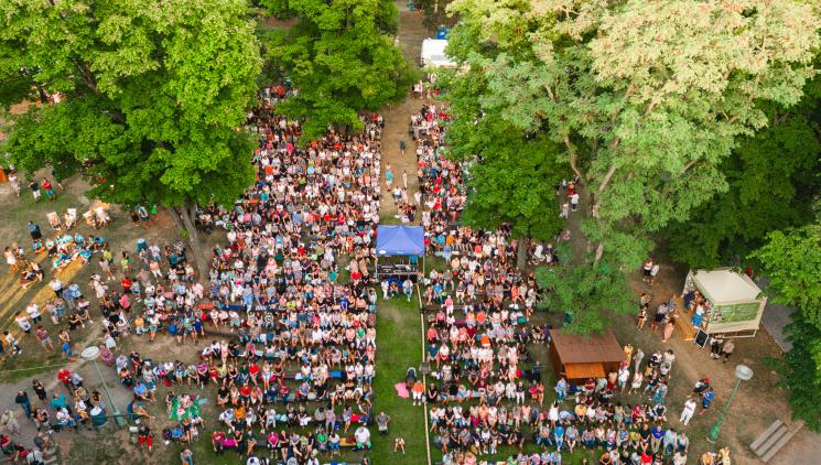 Červený Kostelec bude opět patřit folkloru: Aneta Langerová zahájí 71. ročník festivalu