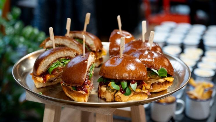 Mama’s Burger slavnostně otevřel svou první pobočku v Praze