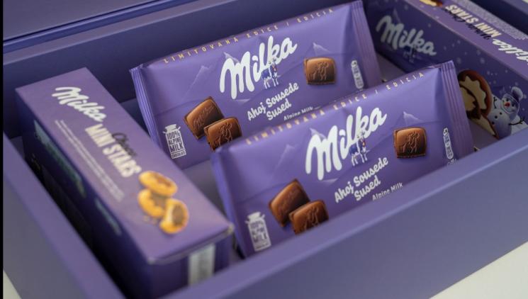 Češi chtějí lepší sousedské vztahy, ale téměř polovina se se svými sousedy nikdy neschází. Milka proto ve své nejnovější kampani sbližuje