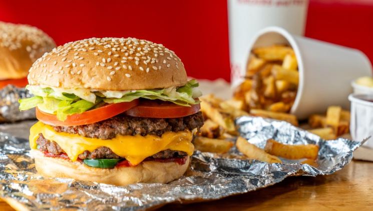 The cult favorite Five Guys is finally in the Czech Republic. The first restaurant will open on December 8 in the center of Prague.