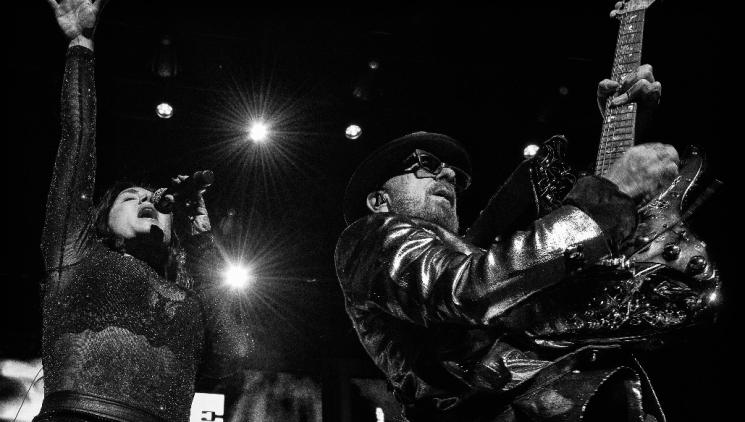 DAVE STEWART: CHYSTÁM SE VÁS VYSTŘELIT  Z BOT SE SVOU ŽENSKOU KAPELOU