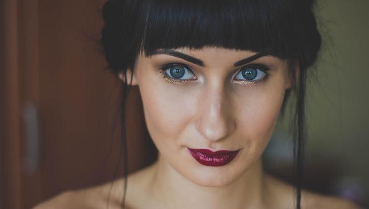 Trendy v líčení a péči: Doplňky, které zvýrazní vaši krásu