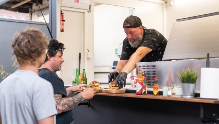 Letní kino ve Food Truck Pointu: Každý čtvrtek film, skvělé jídlo  a letní atmosféra v Holešovické tržnici