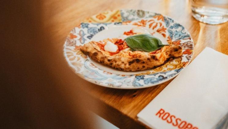 Giro Pizza konečně v Praze – ideální na teambuildingy a firemní večírky - neomezená ochutnávka pravé neapolské pizzy v Rossopomodoro na Vinohradech