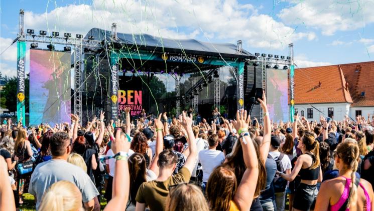 Festival Vysmátý léto se vrací s energickým line-upem a svěžím hudebním mixem