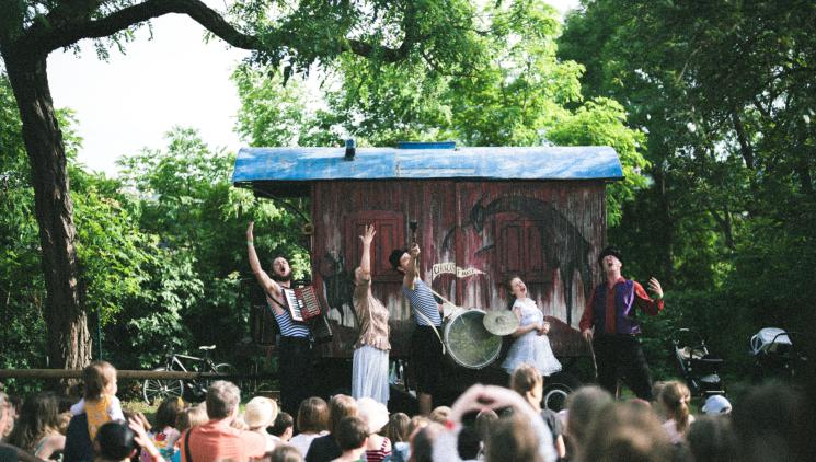 Budějovická se v červnu opět rozsvítí: Na neziskovém festivalu Habrovka zazáří známé hvězdy