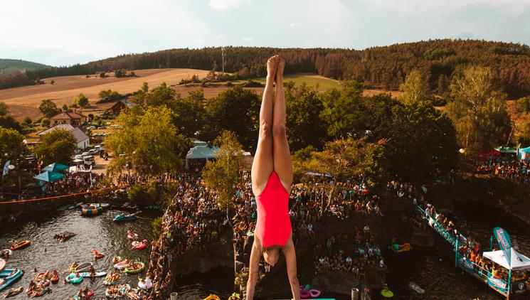 Extrémní skoky do vody a koncerty hudebních hvězd. Highjump oslaví 25 let