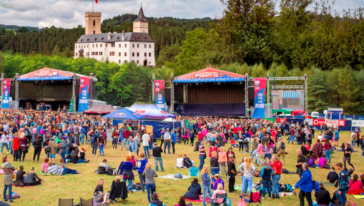 Kompletní časový line-up vystoupení kapel jubilejního 20. ročníku festivalu Hrady CZ je venku