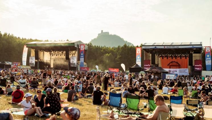 Festival Hrady CZ oznamuje kompletní line-up svých osmi zastávek po celé republice, slibuje hvězdné léto