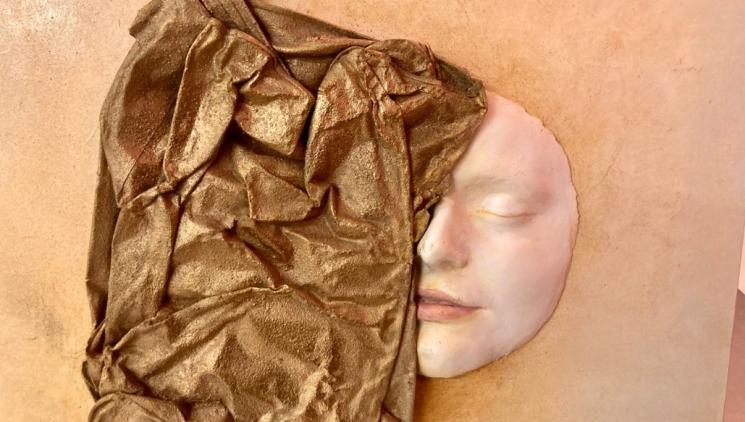 Jindra Viková: Kdo jsem? Moravská galerie zahajuje sérii osmdesátých výročí jubilejní výstavní intervencí sochařky, keramičky a malířky Jindry Vikové.