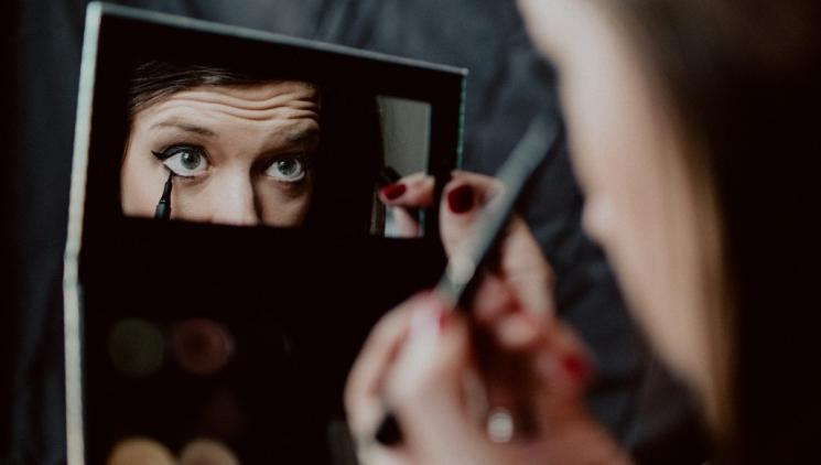 Jak správně vybrat korektor na obličej podle typu pleti a požadované úrovně krytí nedokonalostí