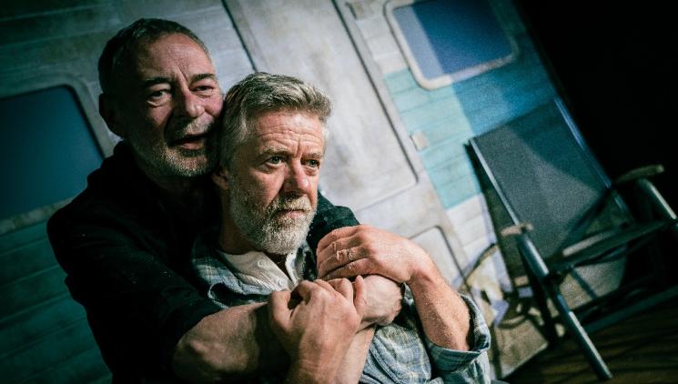 Dva herečtí bardi na prahu šedesátky: Divadlo Ungelt uvádí v české premiéře klenot amerického dramatu „Jak starý je Měsíc“ s Jiřím Langmajerem a Jiřím Dvořákem