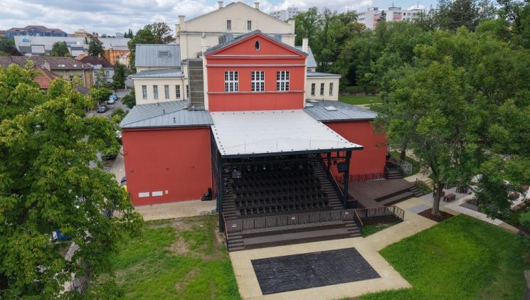 Novou letní scénu kladenského divadla otevře komedie z fotbalové kabiny