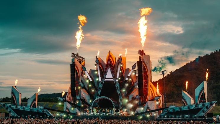 Letecká show nad Jezerem Most zahájí tři dny festivalu Let It Roll