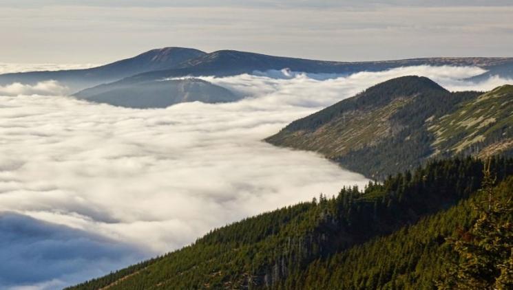 Krkonoše na podzim nezavírají. Lanovky, barevné trasy i výhledy nad mlžné moře