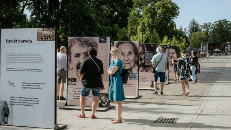 Okupace Československa 1968 vojsky Varšavské smlouvy očima zahraničních médií, vlád a institucí i promítání  Vln Jiřího Mádla: 21.8. na Výstavišti