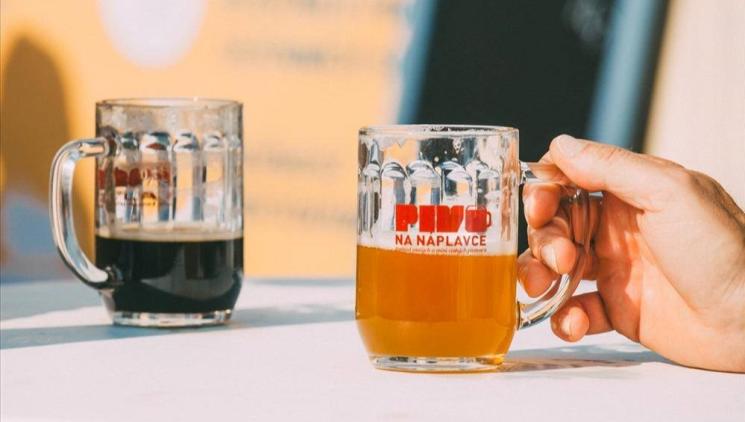Festival Pivo na Náplavce představína pravém břehu Vltavy40minipivovarů