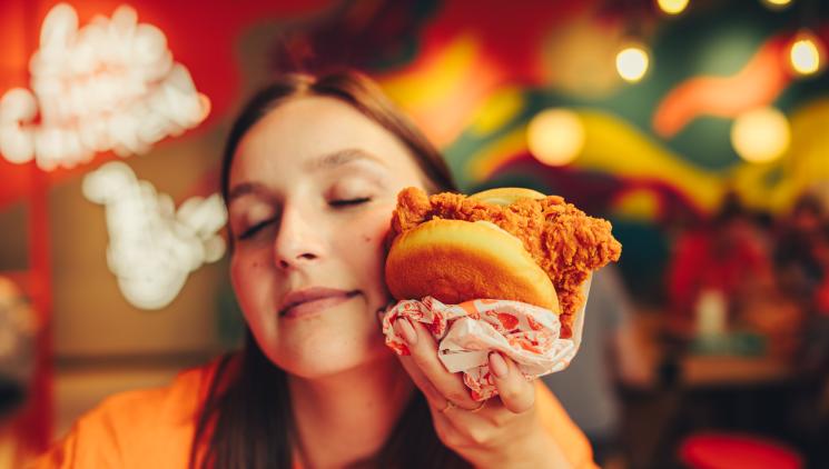 Popeyes při otevření první restaurace rozdá stovku sendvičů zdarma, tři nejhorlivější fanoušci si Chicken Sandwich užijí po celý  rok