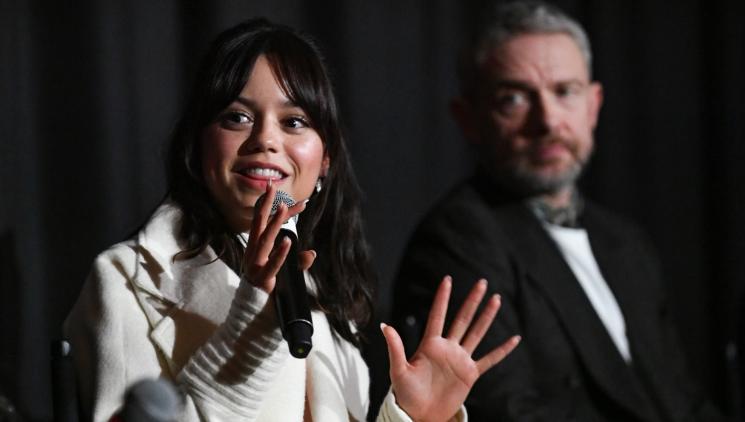 Romantický thriller Premiantka už 1. února v českých kinech – v hlavních rolích hvězdní Jenna Ortega a Martin Freeman!