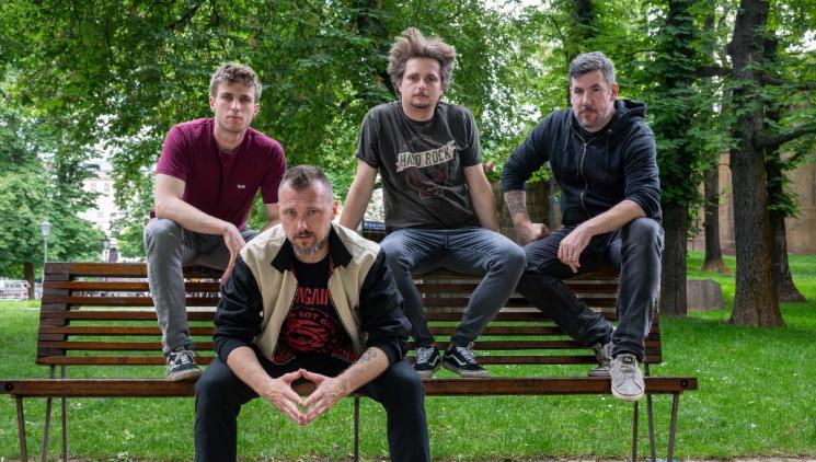 Kapela zakázanÝovoce vydává dlouho očekávané album Mezi láskou a nenávistí a vyráží na turné