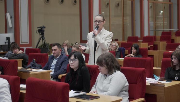 Rada mladších 2025 vrcholí! Studenti z celé ČR se sjedou do Prahy, aby představili své silné osobní příběhy i jasné postoje k aktuálním tématům