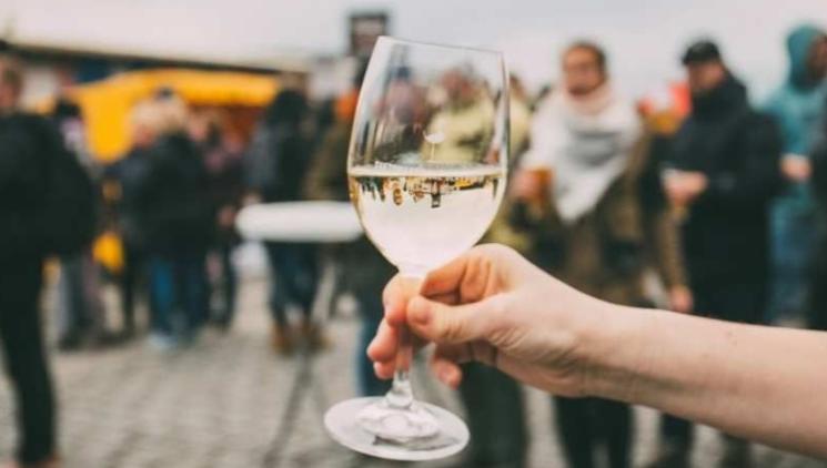 Na náplavku za mladým vínem a pečenou husou. Svatomartinské slavnosti nabídnou dvacet vinařství