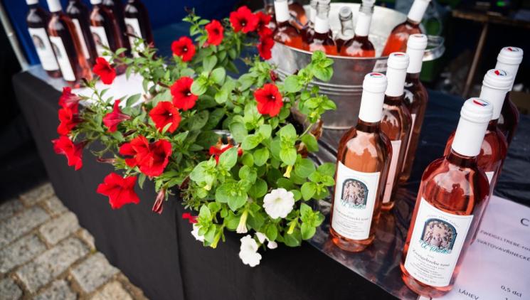 In mid-May, over 20 winemakers will arrive in Prague. They will bring seven thousand bottles of rosé wine.